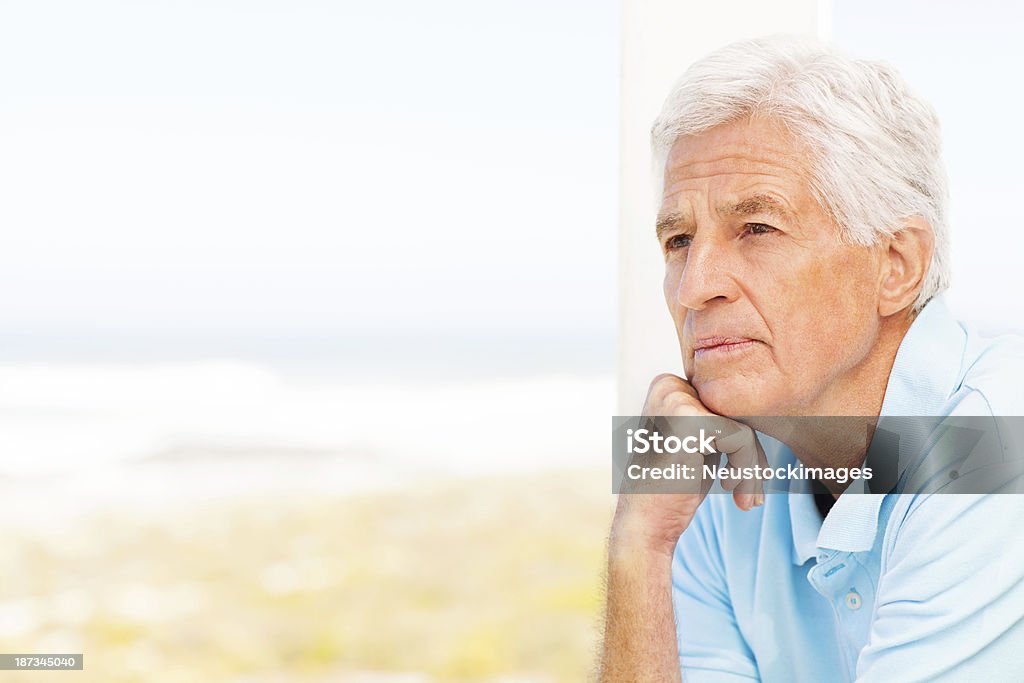 Senior hombre con la mano en la barbilla - Foto de stock de 60-69 años libre de derechos