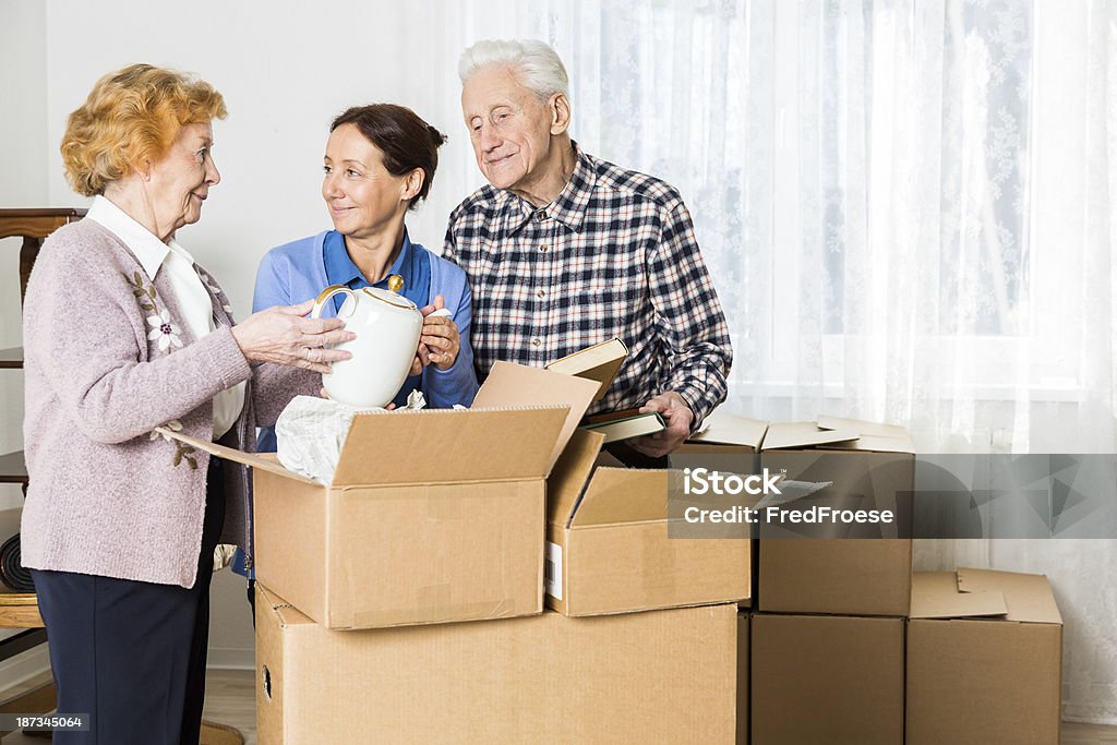 Verlegt: Senior Erwachsener moving house - Lizenzfrei Umzug Stock-Foto