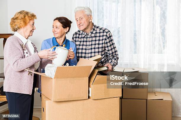 Verlegt Senior Erwachsener Moving House Stockfoto und mehr Bilder von Umzug - Umzug, Betreutes Wohnen, Alter Erwachsener