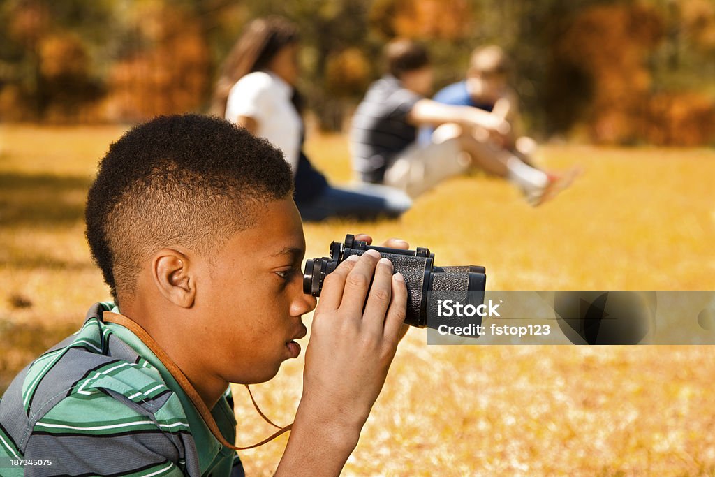 Teenager: Zuschauer im park.  Einer sieht sich mit Fernglas. - Lizenzfrei Fernglas Stock-Foto