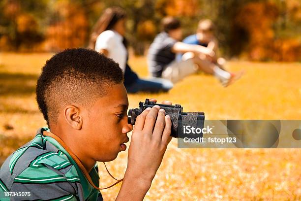 Teenager Zuschauer Im Park Einer Sieht Sich Mit Fernglas Stockfoto und mehr Bilder von Fernglas