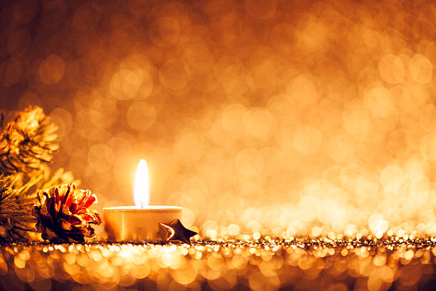 gold vela e pinheiros sobre fundo dourado - tea light votive candle candle candlelight - fotografias e filmes do acervo