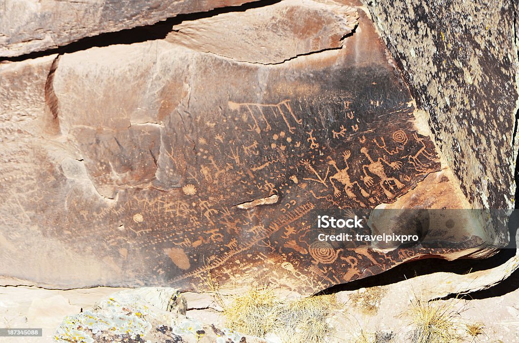 Скала газеты Petroglyphs в Национальный парк Петрифайд-Форест - Стоковые фото Newspaper Rock роялти-фри