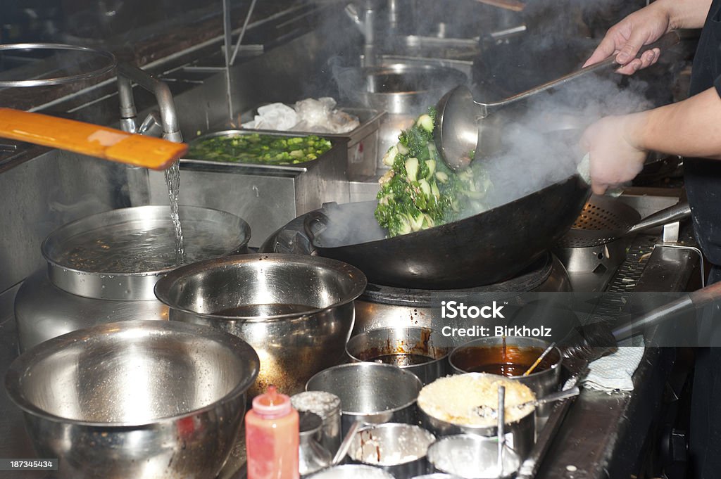 Chiński szef kuchni smażenia warzywa zielony - Zbiór zdjęć royalty-free (Bok Choy)