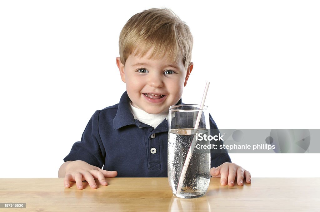 Young Boy 冷たい水を飲むと、ストロー - グラスのロイヤリティフリーストックフォト