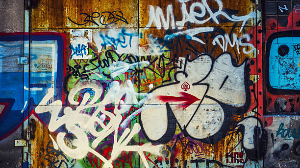 graffitti an wand - rusty city life metal rust stock-fotos und bilder
