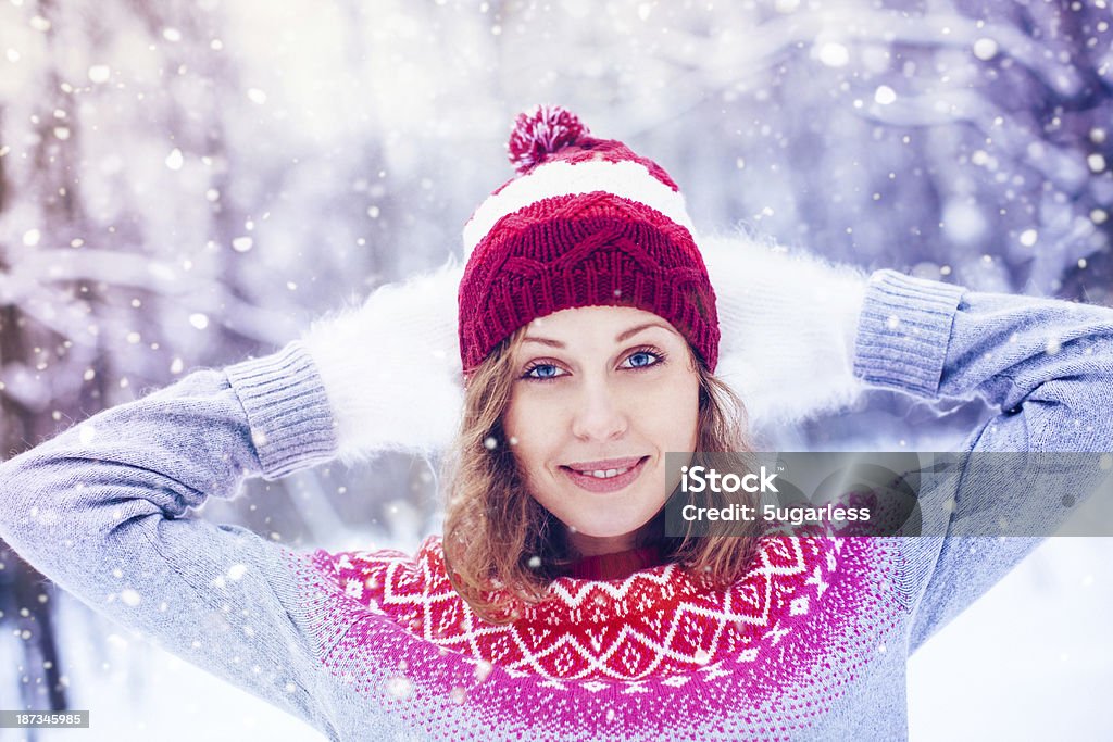 Hermosa mujer disfrutando de invierno - Foto de stock de Adulto libre de derechos