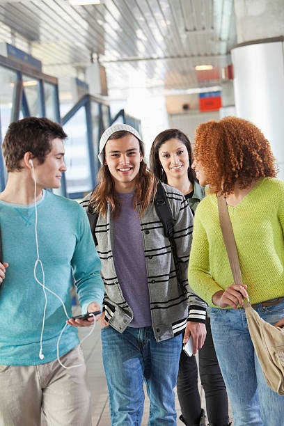 grupo de adolescente amigos - face to face teenage couple teenager couple fotografías e imágenes de stock