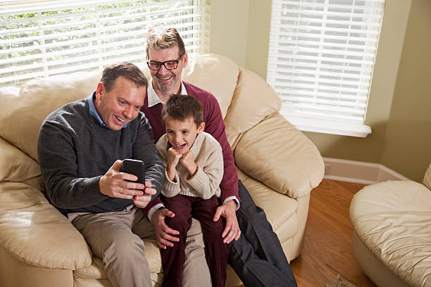 型破りな家族、携帯電話を使用する - homosexual gay man rebellion parent ストックフォトと画像