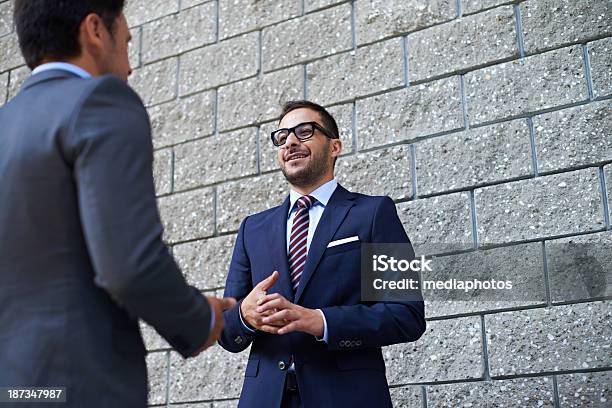 Conversaciones De Negocios Al Aire Libre Foto de stock y más banco de imágenes de 30-39 años - 30-39 años, Accesorio para ojos, Adulto