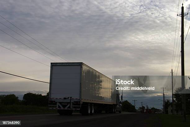 Trânsito Na Rodovia Do Canadá - Fotografias de stock e mais imagens de Cornwall - Ontário - Cornwall - Ontário, Ontário - Canadá, Ajardinado