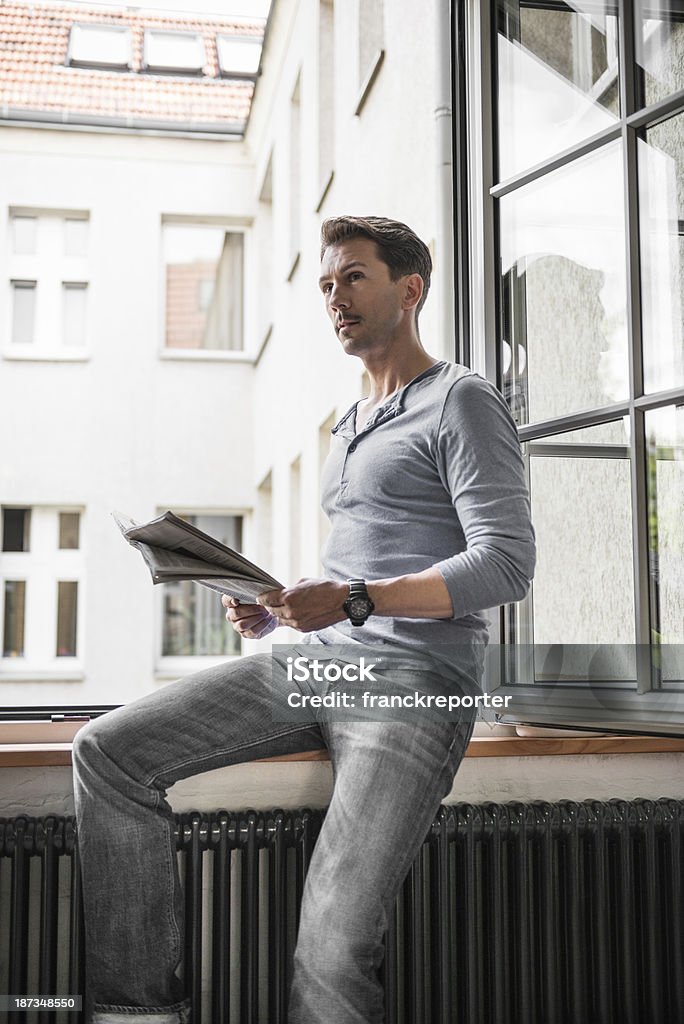 Homme lisant un journal - Photo de Magazine libre de droits