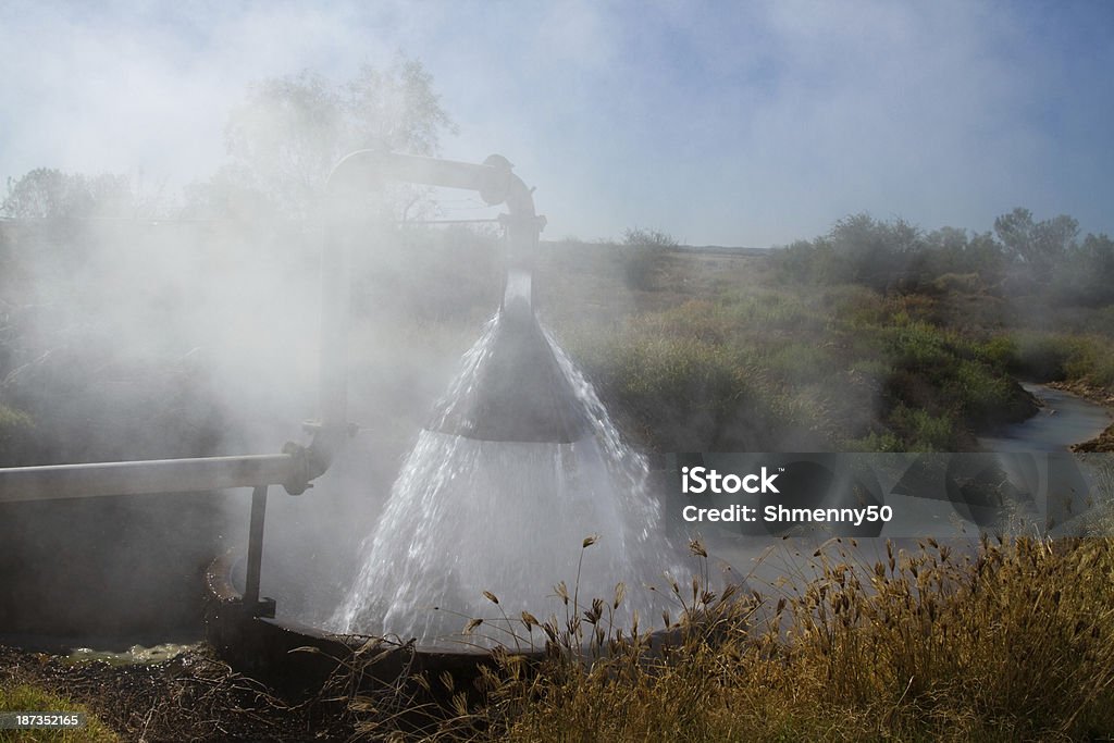 Artesian Wasser und bore Abfluss. - Lizenzfrei Grundwasserleiter Stock-Foto