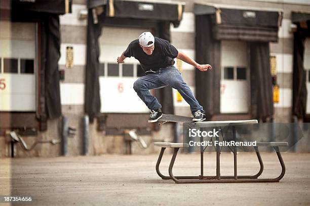 Photo libre de droit de Skateur Faire Crooked Grind Sur Une Table De Piquenique banque d'images et plus d'images libres de droit de Faire du skate-board