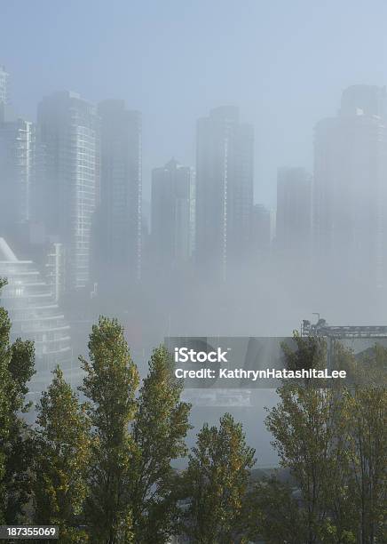 Vancouverarboladas Falso Creek Y El Centro De La Ciudad En El Otoño De Niebla Foto de stock y más banco de imágenes de Aire libre