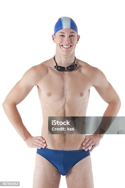 Pie Sonriente Hombre Nadador Foto de stock y más banco de imágenes de 18-19 años - 18-19 años, Adulto, Adulto joven