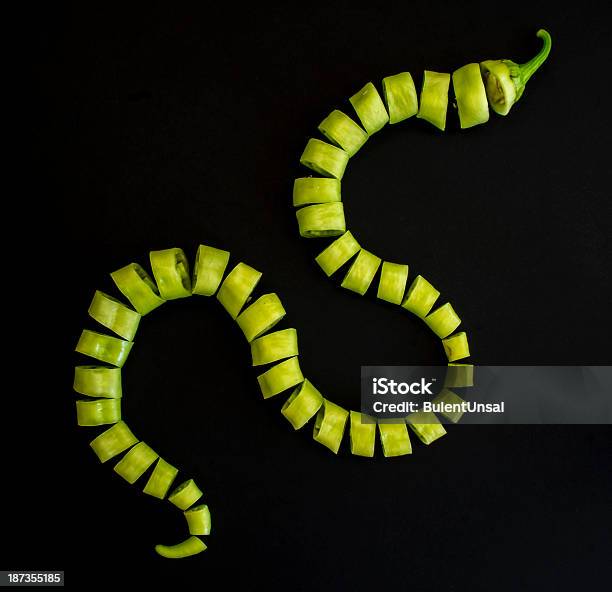 Zielone Chili Peppers Snake - zdjęcia stockowe i więcej obrazów Bez ludzi - Bez ludzi, Błyszczący, Czarne tło