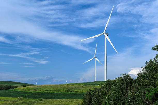 turbinas eólicas en la panorámica de las colinas de tierras de verano, las nubes - wind turbine motion alternative energy wind power fotografías e imágenes de stock