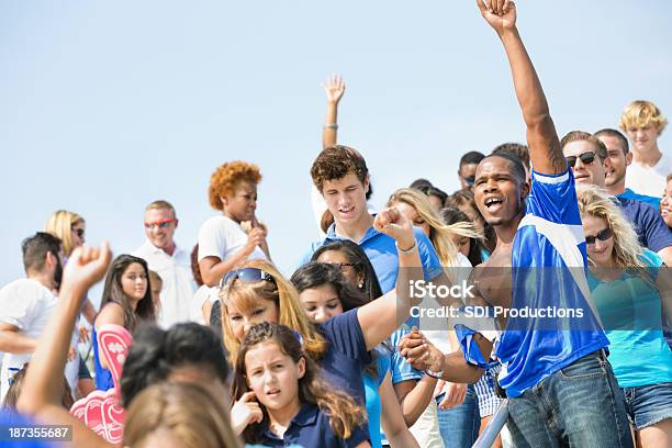 Multitud De Crazy Los Fanáticos De Los Deportes Aclamando En El Estadio Durante Partido Foto de stock y más banco de imágenes de Estadio