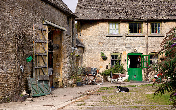 allevamento tradizionali edifici, inghilterra - barn conversion foto e immagini stock