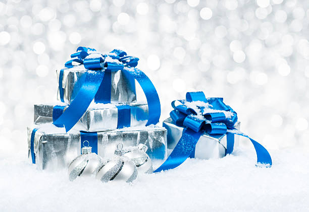 рождественский подарок и белый интерьер шариками против не в фокусе lights - snow bound стоковые фото и изображения