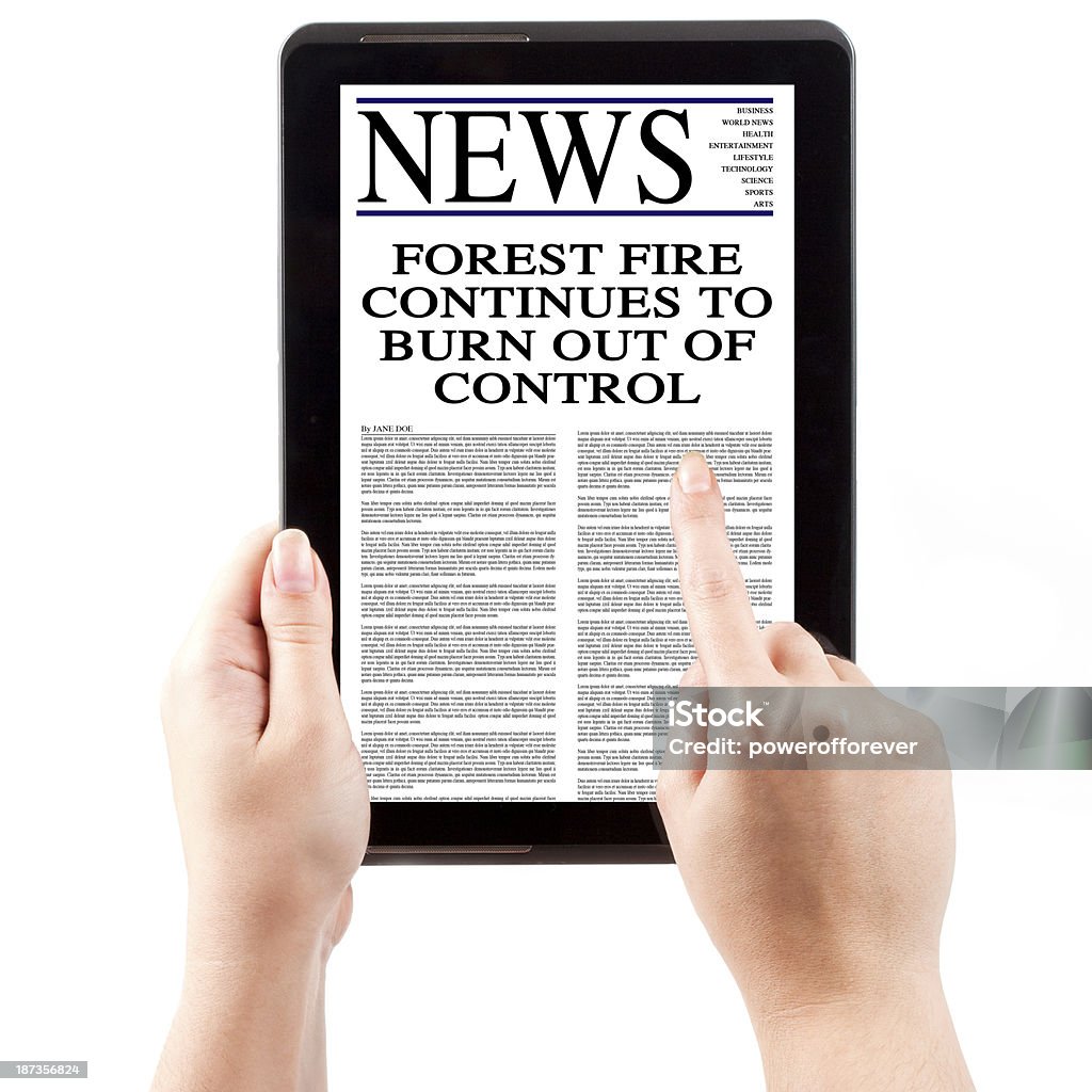 ニュースにタブレットコンピューター-山火事 - 1人のロイヤリティフリーストックフォト