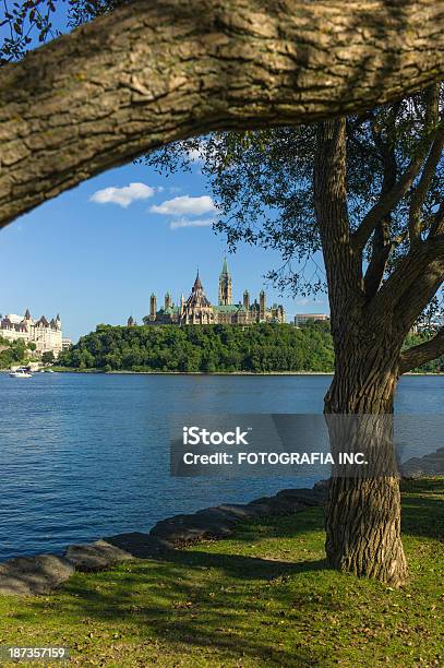 Ottawa Vista - Fotografias de stock e mais imagens de Parliament Hill - Ottawa - Parliament Hill - Ottawa, Árvore, Ajardinado