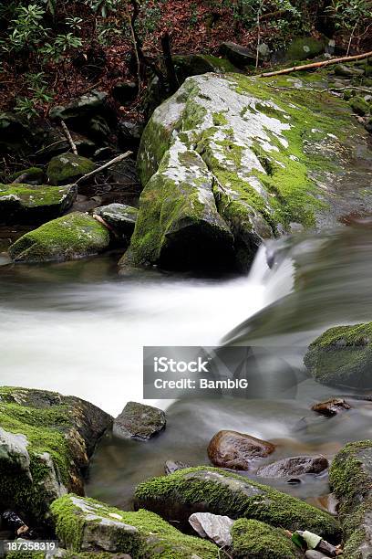 Cascada Foto de stock y más banco de imágenes de Agua - Agua, Agua descendente, Aire libre