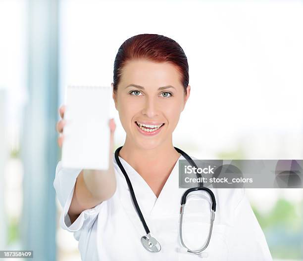 Foto de Doutor Mostrando Em Branco De Papel e mais fotos de stock de Agenda pessoal - Agenda pessoal, Autoconfiança, Branco