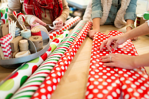 boże narodzenie dekoracje - hand wrap zdjęcia i obrazy z banku zdjęć