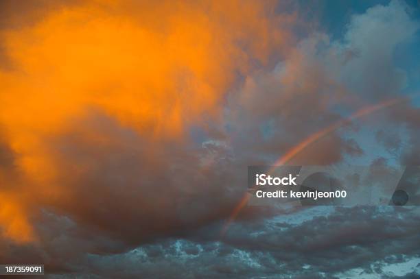 Céu De Arcoíris - Fotografias de stock e mais imagens de Amanhecer - Amanhecer, Ambiente dramático, Ao Ar Livre