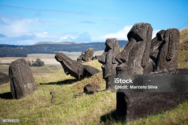 Photo libre de droit de Statues Moaï À Rano Raraku banque d'images et plus d'images libres de droit de Antique - Antique, Archéologie, Art