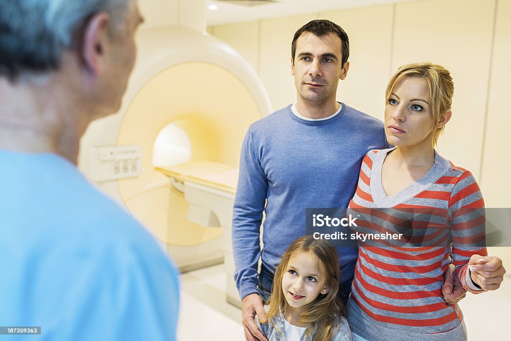 Rodzina rozmowy z lekarzem. - Zbiór zdjęć royalty-free (30-39 lat)