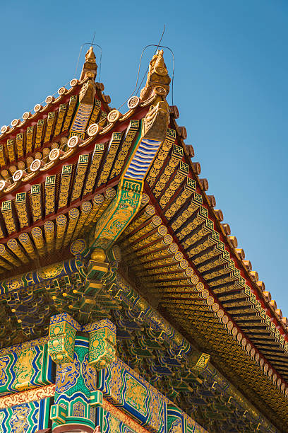 beijing decorado alero de madera tradicionales pagoda templo ciudad prohibida de china - zijin cheng fotografías e imágenes de stock