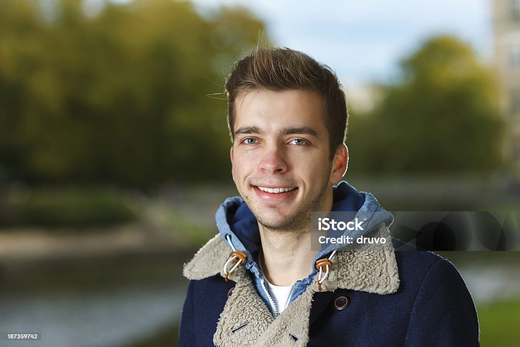 Homme souriant ejoying une automne - Photo de Adulte libre de droits