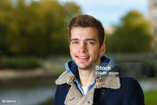 Photo libre de droit de Homme Souriant Ejoying Une Automne banque d'images et plus d'images libres de droit de Adulte - Adulte, Adulte d'âge moyen, Automne