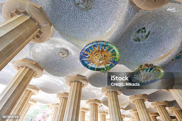 Dekorative Decke Oben In Parc Guell Barcelona Stockfoto und mehr Bilder von Parc Guell - Parc Guell, Antonio Gaudi, Architektonische Säule