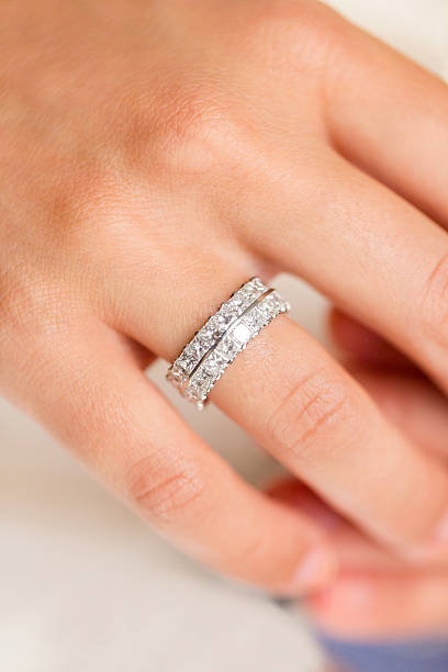 anel de casamento de noiva de mão - ring wedding ring gold jewelry imagens e fotografias de stock