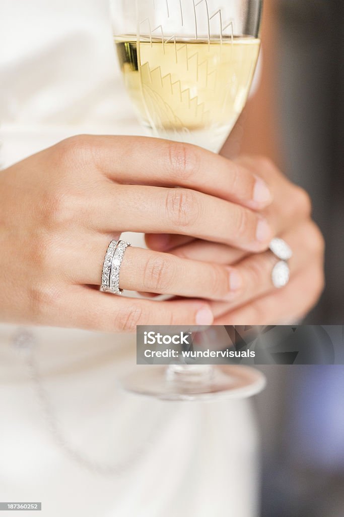 Noiva segurando a taça de champanhe no seu dia de casamento - Foto de stock de Diamante - Pedra preciosa royalty-free