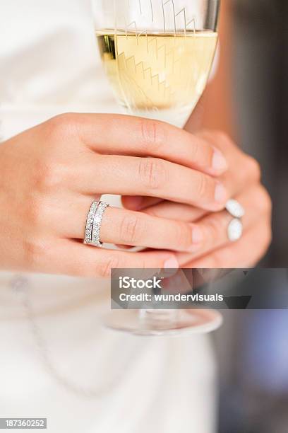 Foto de Noiva Segurando A Taça De Champanhe No Seu Dia De Casamento e mais fotos de stock de Diamante - Pedra preciosa