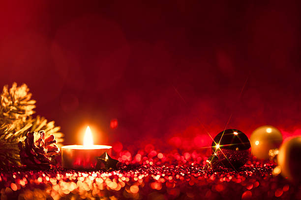 luz de velas natal de vermelho-dourado bokeh (desfoque de fundo defocused decoração - tea light votive candle candle candlelight - fotografias e filmes do acervo