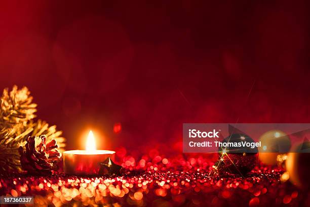 Foto de Luz De Velas Natal De Vermelhodourado Bokeh Desfoque De Fundo Defocused Decoração e mais fotos de stock de Natal