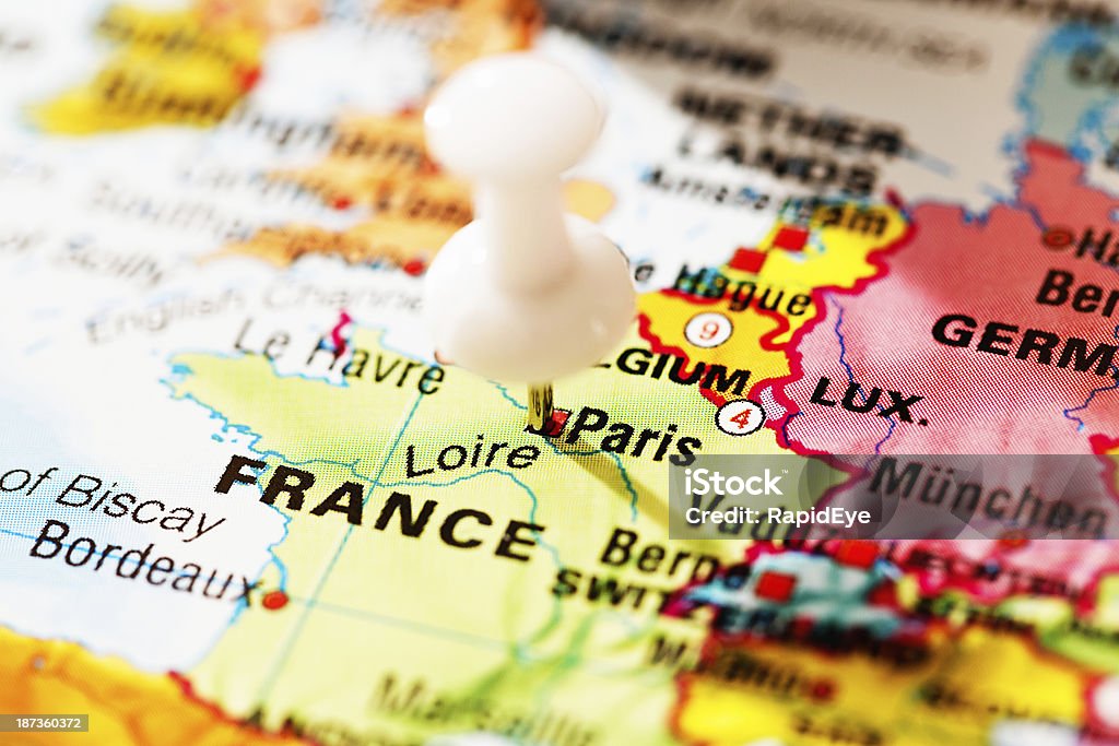 Paris marquée par blanc pushpin sur la carte de l'Europe - Photo de Bordeaux libre de droits