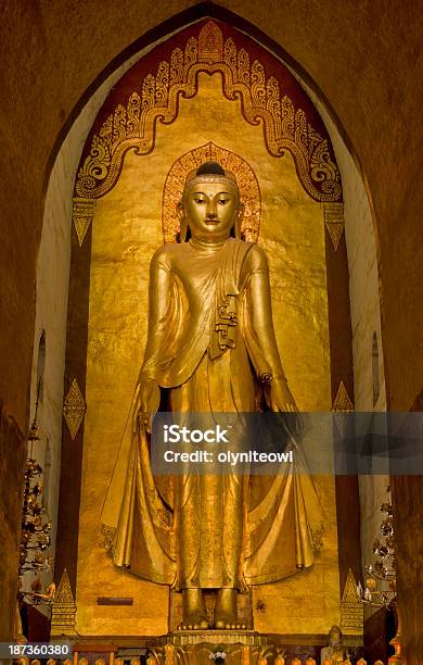 Buddha In Piedi Presso Il Tempio Di Anandaest Di Fronte - Fotografie stock e altre immagini di Asia