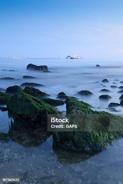 Photo libre de droit de Dragueur De Fond Dexercices Sable Sur Le Littoral banque d'images et plus d'images libres de droit de Dragage - Dragage, Terre amendée, Ciel