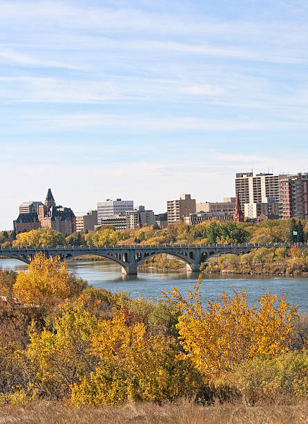 pionowe zdjęcie w jesień panorama centrum saskatoon - south saskatchewan river zdjęcia i obrazy z banku zdjęć