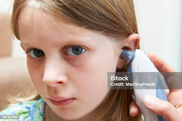 Junge Mädchen Die Temperatur Wir Mit Digital Thermometer Stockfoto und mehr Bilder von Ohr
