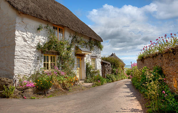 devonshire-cottage - landhaus stock-fotos und bilder