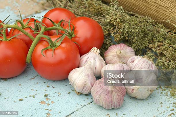 新鮮なトマトニンニクドライオレガノの電球 - アウトフォーカスのストックフォトや画像を多数ご用意 - アウトフォーカス, イタリア料理, オレガノ