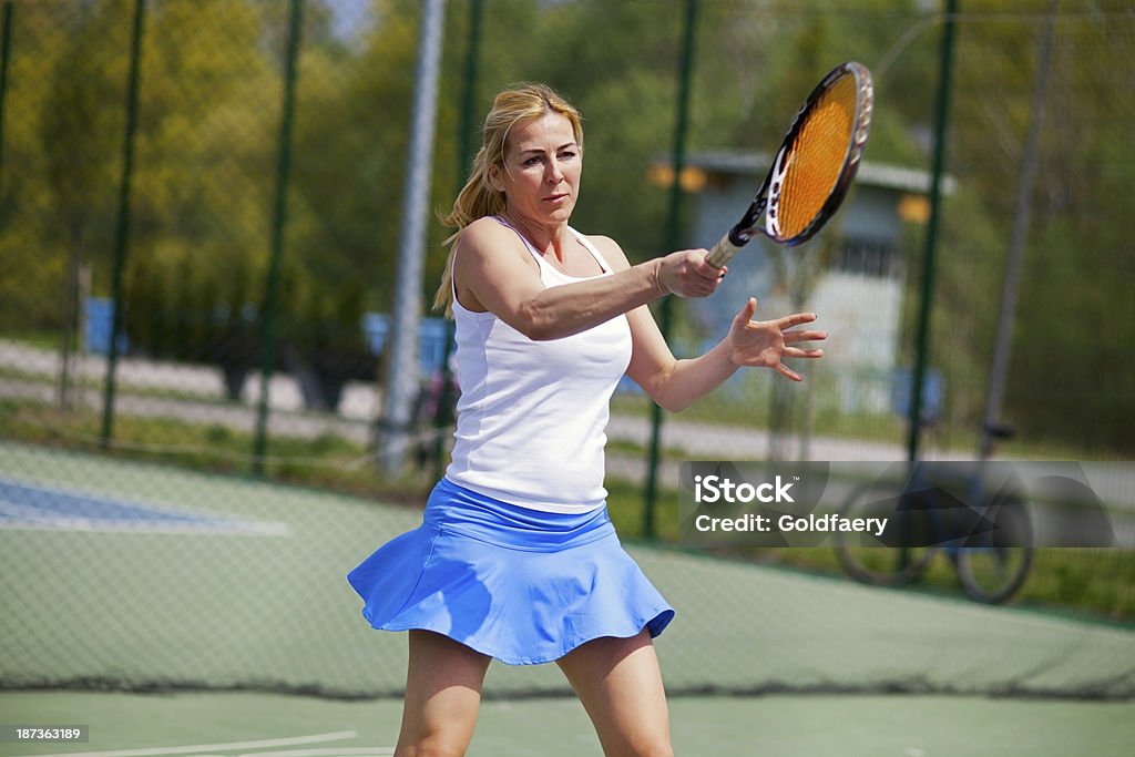 Mujer jugador de tenis en la cancha. - Foto de stock de Tenis libre de derechos